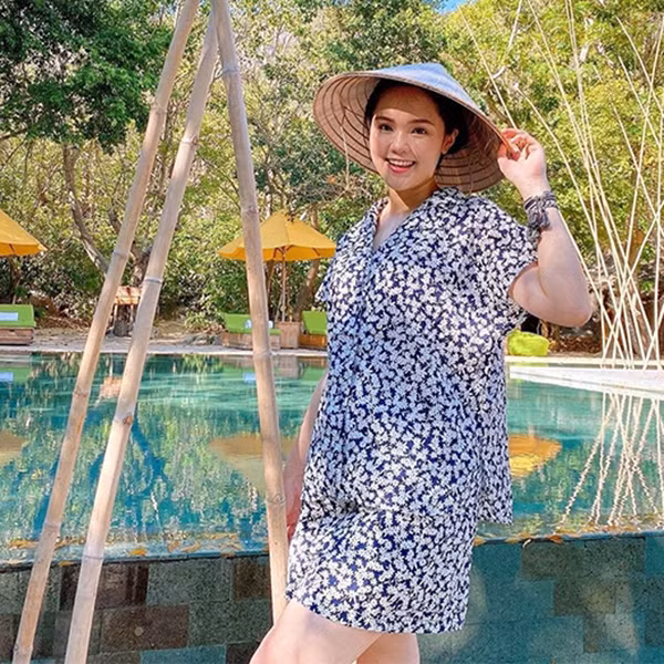 Thấy sự khẩn khoản của chồng, Quỳnh Anh nhẹ nhàng bước ra. Cô nàng mặc một chiếc áo phông trắng kết hợp với quần đũi cùng màu rất giản dị.