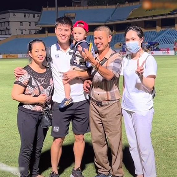 Duy Mạnh không ngừng gọi Quỳnh Anh ra chụp ảnh cùng. Tuy nhiên, do ăn mặc có phần xuề xòa nên cô nàng ngại chụp ảnh.