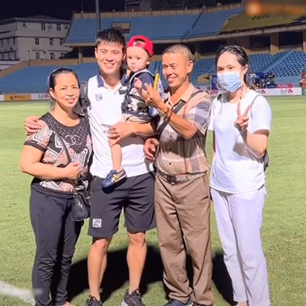 Duy Mạnh không ngừng gọi Quỳnh Anh ra chụp ảnh cùng. Tuy nhiên, do ăn mặc có phần xuề xòa nên cô nàng ngại chụp ảnh.