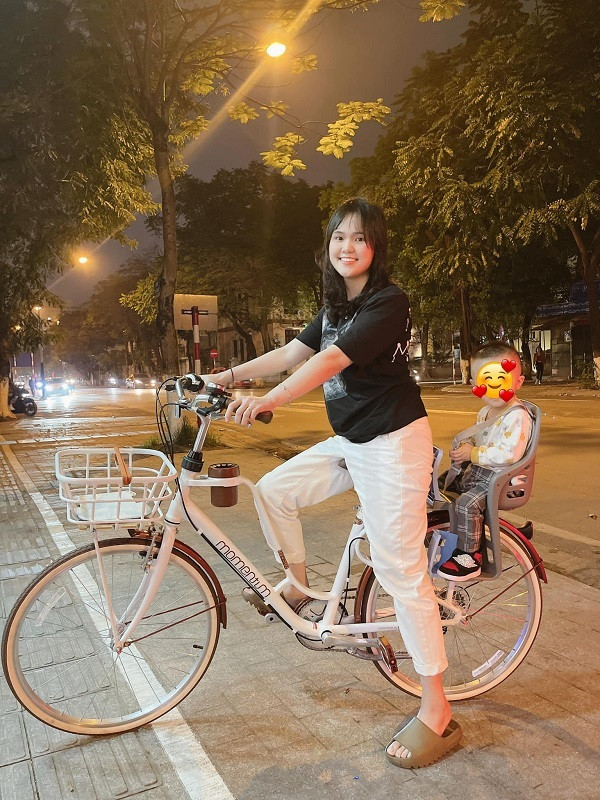 Quỳnh Anh đứng bên cạnh bố chồng giơ 2 ngón tay lên tạo dáng khiến nhiều người bật cười. Cô nàng vẫn nhất quyết không chịu bỏ khẩu trang có lẽ vì bản thân đang có phần đơn giản trong trang phục, trang điểm.