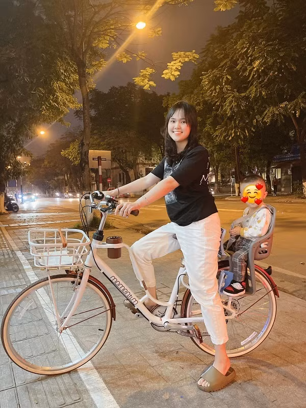 Quỳnh Anh đứng bên cạnh bố chồng giơ 2 ngón tay lên tạo dáng khiến nhiều người bật cười. Cô nàng vẫn nhất quyết không chịu bỏ khẩu trang có lẽ vì bản thân đang có phần đơn giản trong trang phục, trang điểm.