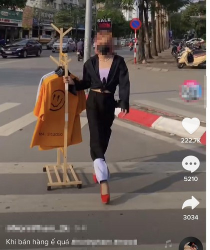 Để thu hút được nhiều người biết đến sản phẩm của mình, TikToker này đã dùng nhiều "chiêu trò" câu view như kéo luôn kệ thời trang ra giữa đường khi các phương tiện giao thông đang dừng đèn đỏ để quảng cáo.