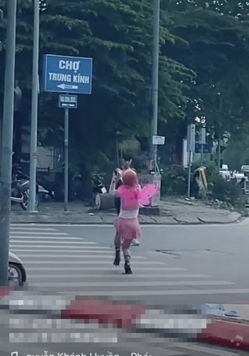 Thậm chí, P.T còn mặc trang phục phụ nữ trình diễn điệu nhảy Winx ở giữa đường, khoảnh khắc này đã được một người khác ghi lại và lan truyền trên mạng xã hội. Đây được xem là một hành vi "lố lăng", gây mất mĩ quan nơi công cộng.