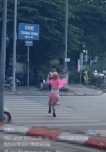 Thậm chí, P.T còn mặc trang phục phụ nữ trình diễn điệu nhảy Winx ở giữa đường, khoảnh khắc này đã được một người khác ghi lại và lan truyền trên mạng xã hội. Đây được xem là một hành vi "lố lăng", gây mất mĩ quan nơi công cộng.