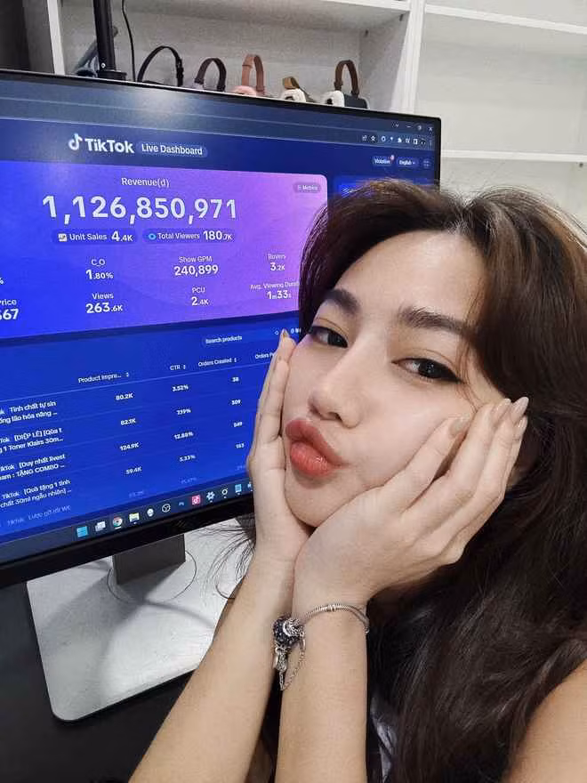 Nhưng trước khi theo đuổi công việc livestream bán hàng trong suốt 2 năm vừa qua, Diệp Lê khởi nghiệp với chuỗi mô hình tái sử dụng quần áo cũ từ năm 2014. Cô nàng cũng được xem là người đặt nền móng kinh doanh trong lĩnh vực thanh lý/ tái sử dụng quần áo ở TP.HCM.