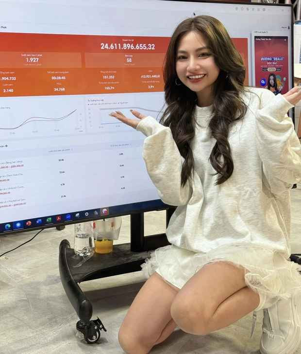 Sau thành công của những phiên livestream này, tháng 2/2024 Diệp Lê chi 150 triệu đưa cả team có 20 người đi chơi Đà Lạt, nghỉ dưỡng ở villa sang trọng.