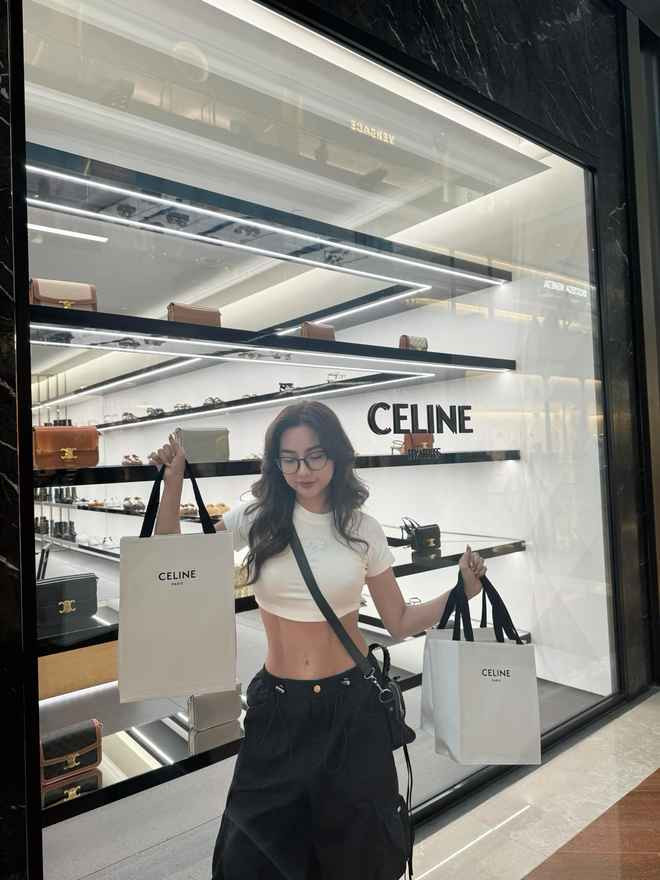 Sở hữu tài chính ổn định trước tuổi 30 nhưng Diệp Lê không phải người chi tiền cho đồ hiệu không tiếc tay. Thay vào đó, tiêu chí khi mua đồ hiệu của Koc này là độ bền, thương hiệu và thiết kế đó phù hợp với phong cách ăn mặc.