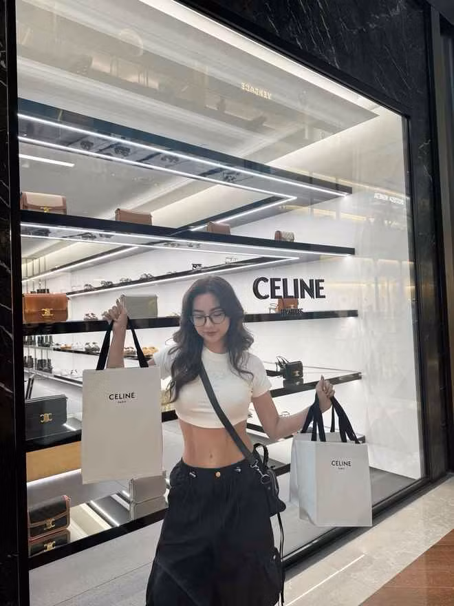 Sở hữu tài chính ổn định trước tuổi 30 nhưng Diệp Lê không phải người chi tiền cho đồ hiệu không tiếc tay. Thay vào đó, tiêu chí khi mua đồ hiệu của Koc này là độ bền, thương hiệu và thiết kế đó phù hợp với phong cách ăn mặc.