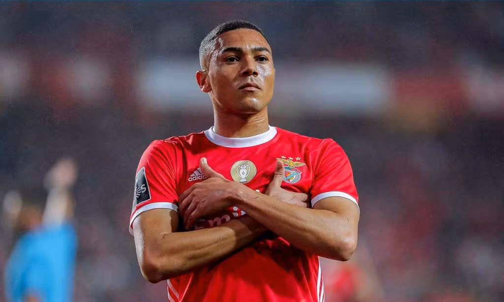 Theo Sky Sports, tiền đạo người Brazil Carlos Vinicius đang trở thành mục tiêu theo đuổi của Tottenham.