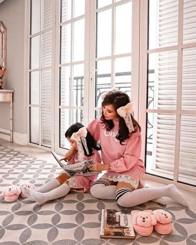 Như bức tranh vẽ chân dung mẹ bị chê nhưng lại đặc tả đúng chi tiết khuyên tai, hay bức "tâm thư" về lớp học được đích thân cậu quý tử viết khi Mina đi họp phụ huynh. Tất cả đều được cô khoe một cách đầy tự hào.