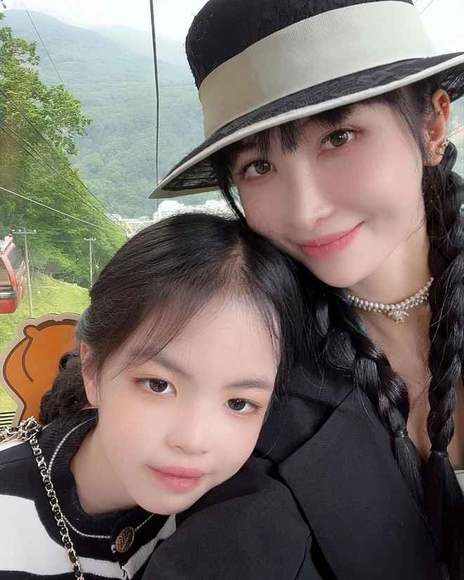 Mina Phạm cũng thường xuyên chia sẻ về các con lên MXH, kèm theo đó là lời tâm sự về cách dạy và chăm sóc con. Cô cũng không bỏ quên những khoảnh khắc dù nhỏ nhưng lại có ý nghĩa khi ở cùng các con.