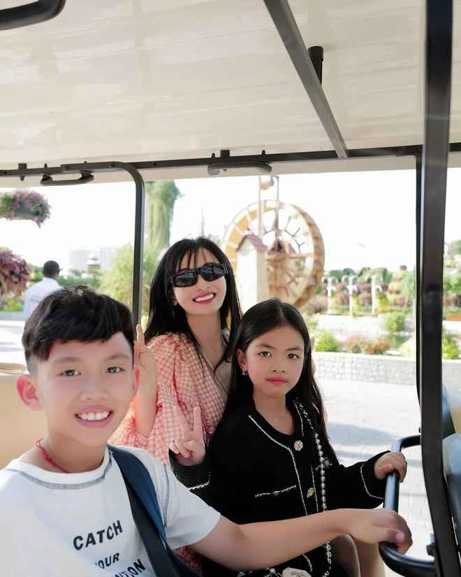 Con trai đầu của cặp đôi tên là Gia Minh (được gọi là Nobi). Con gái là Nana - nhóc tì khá quen mặt với truyền thông và được bố rất mực cưng chiều.