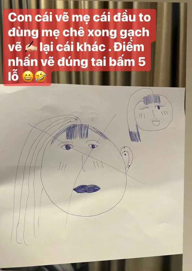 Mina Phạm - Vợ hai của đại gia Minh Nhựa đăng bài viết khoe về bức tranh của con vẽ với dòng caption gây chú ý. "Con cái vẽ mẹ cái đầu to đùng, mẹ chê xong gạch vẽ lại cái khác. Điểm nhấn vẽ đúng tai bấm 5 lỗ", kèm theo icon bật cười đến phát khóc.