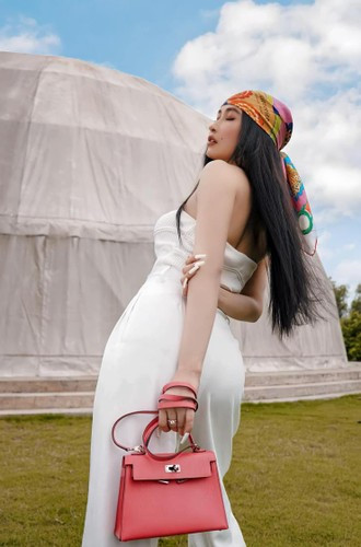 Không những vậy, Mina Phạm cũng không quên khoe những bức ảnh với nhan sắc đỉnh cao của mình.