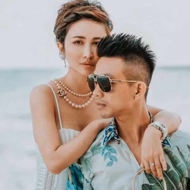 Mina Phạm (tên thật là Phạm Thị Hồng Nga, SN 1990), sau khi kết hôn cùng đại gia Minh Nhựa đã sinh cho ông xã 2 em bé: một trai một gái.