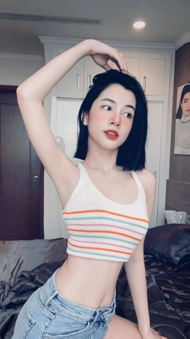 Phải thừa nhận rằng, thời gian gần đây, cô bồ tin đồn của doanh nhân Đức Huy đẹp hơn, xài nhiều đồ hiệu hơn, ảnh ọt sang - xịn hơn. Đặc biệt, người ta còn nhận thấy dường như phong cách của Cẩm Đan đang dần chuyển hướng sang style quyến rũ, táo bạo gấp bội phần ngày xưa.