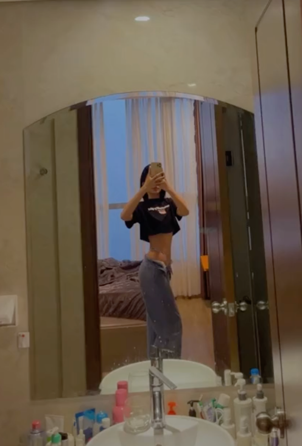 Điển hình như mới đây, Cẩm Đan không ngần ngại khoe dáng theo trend diện quần tụt lộ nội y và lập tức thu hút được sự chú ý của netizen.