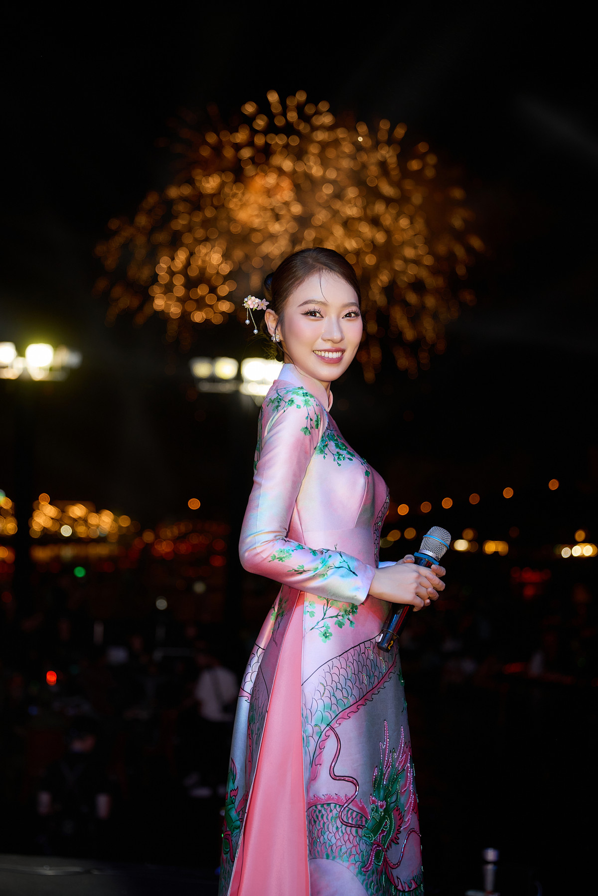 Bên cạnh đó, vì làm công việc liên quan đến MXH nên Khánh Vy luôn mang tinh thần lắng nghe, chắt lọc ý kiến để cải thiện. Bản thân Khánh Vy cũng không cảm thấy buồn hay tổn thương khi nghe nhận xét vì được “khán giả nói cho nghe là mừng rồi”.