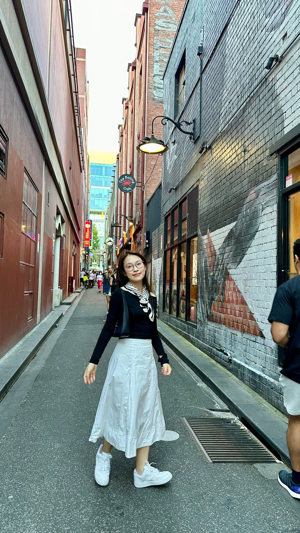 Tuy nhiên, mới đây cư dân mạng đưa ra để phân tích, bàn luận tất tần tật từ cách phát âm, ngữ điệu,... của Khánh Vy khi “bắn” tiếng Anh.