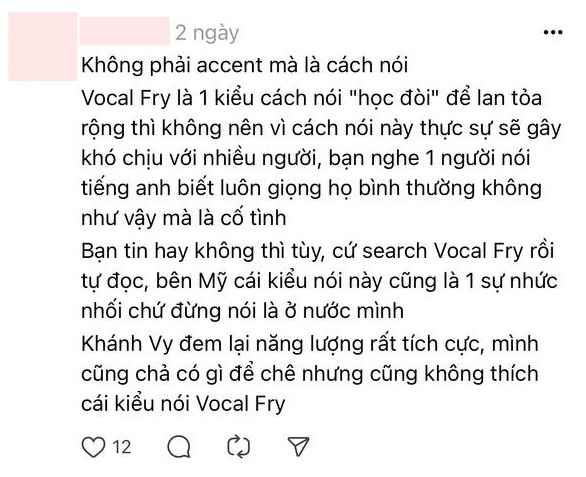 Với trường hợp của Khánh Vy, không ít người cho rằng cô bạn đang cố gằn giọng, tạo vocal fry để tạo ngữ điệu nghe giống “người bản xứ”.
