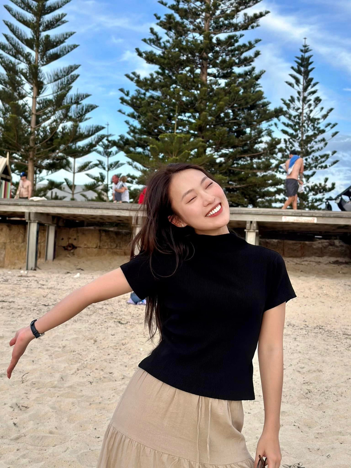 Dù đã đạt được nhiều thành công nhất định trong sự nghiệp nhưng khi nhắc đến Khánh Vy, cộng đồng mạng vẫn luôn nhớ đến danh xưng “hot girl 7 thứ tiếng” bởi ấn tượng với cách phát âm, giọng nói gần chuẩn như người bản xứ dù có một số tiếng khi đó Khánh Vy không thông thạo.