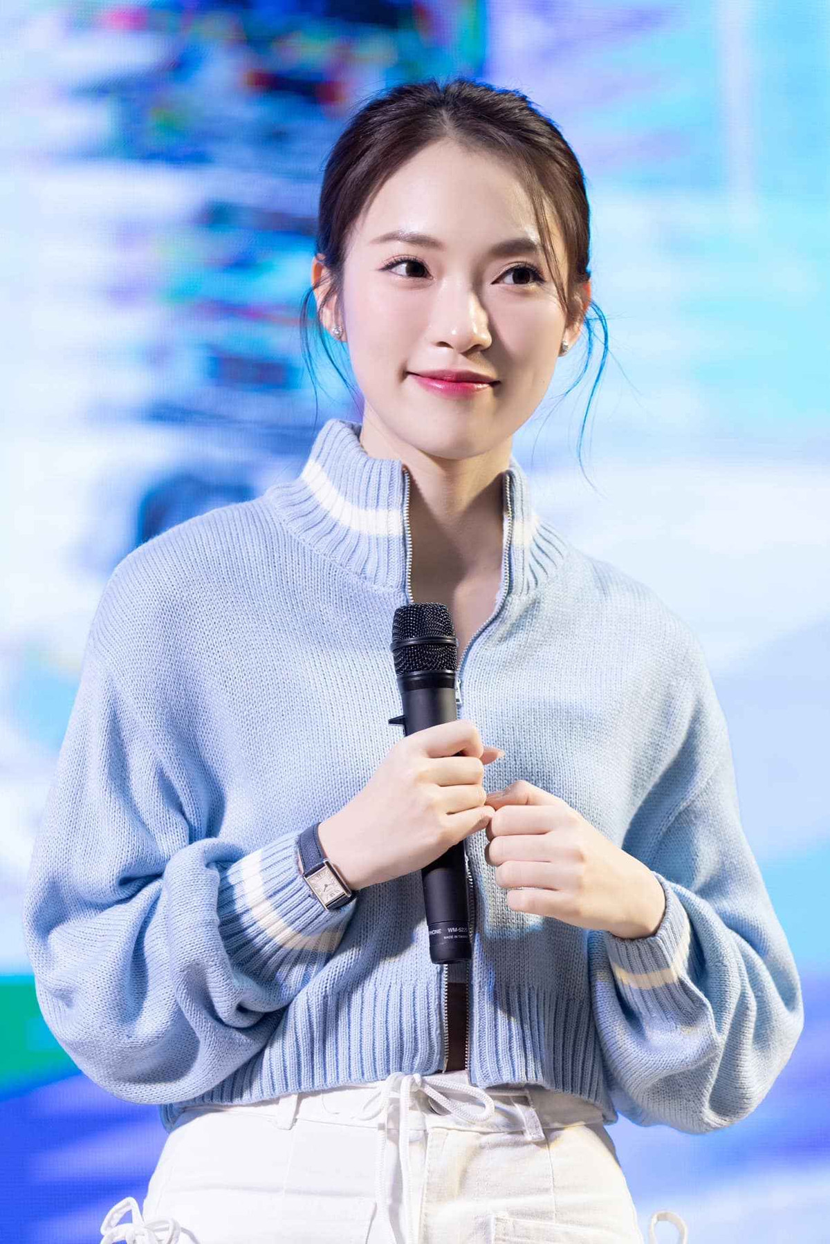 Gần đây nhất, MXH Threads xuất hiện một bài đăng phân tích tiếng Anh của Khánh Vy nhận được sự quan tâm của nhiều người trẻ. Hiện tại, bài đăng chi tiết đã “biến mất” song đọc bình luận của netizen, nhiều người cũng ngầm hiểu dân tình đang tranh cãi về giọng vocal fry của nữ MC Đường lên đỉnh Olympia.