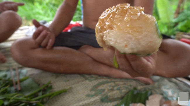 Nhiều ý kiến cho rằng, có vẻ như các Youtuber này đang bất chấp cả sức khỏe của bản thân để câu view, bởi vì sau khi ăn mỡ lợn này xong thì chắc là phải đến cả tuần sau họ sẽ không thể ăn được gì.