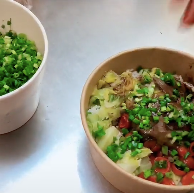 Cụ thể, một cô gái người Trung Quốc thích ăn hành nên đã ghi chú trên order là xin thêm nhiều hành. Và khi nhận hàng, cái kết thực sự câm nín.