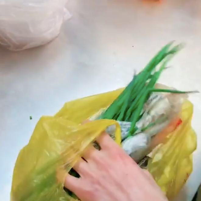 Đúng là thích ăn hành thật nhưng cô vẫn khá khó xử: Có nguyên một bó thế này thì biết ăn sao?