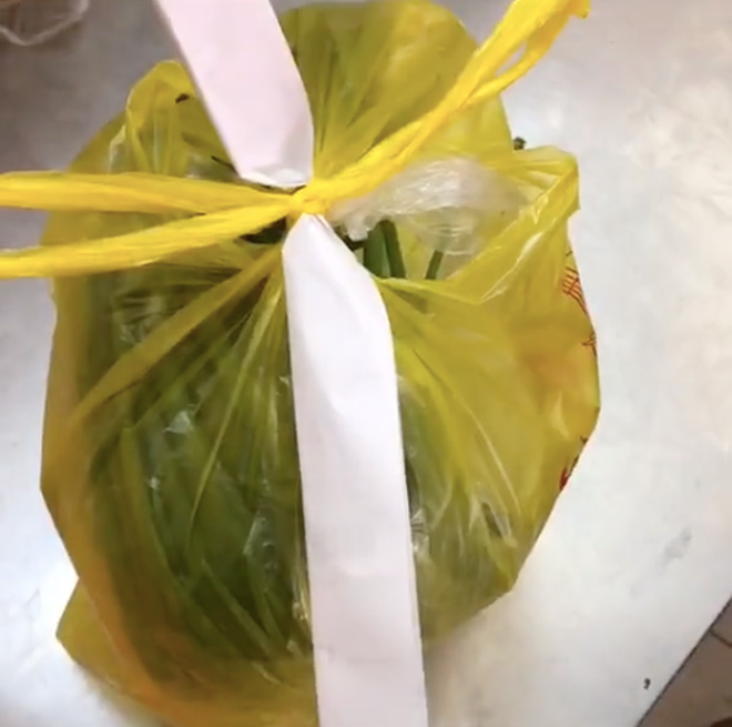 Quán bán đồ ăn qua mạng đã tặng cô nguyên một bó hành sau ghi chú xin thêm hành, khiến cô nàng cứng họng.