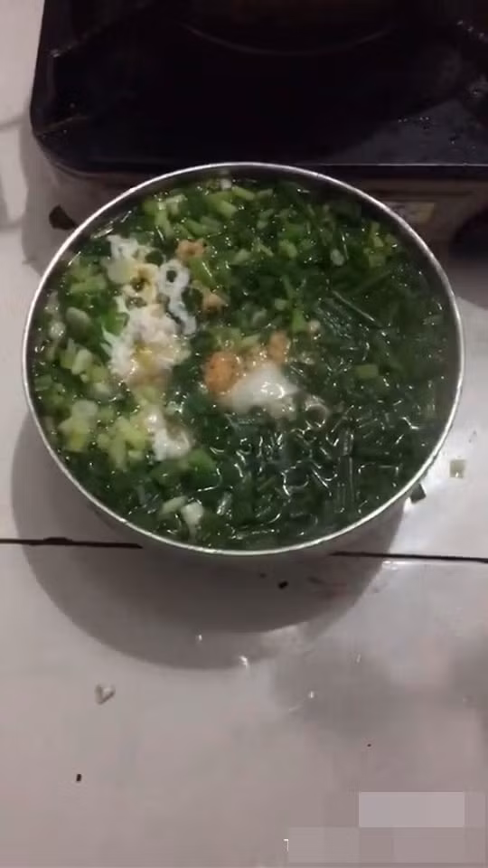 Không rõ tâm ý của người bỏ thêm hành vào đơn hàng của cô gái, nhưng đúng là khó xử.