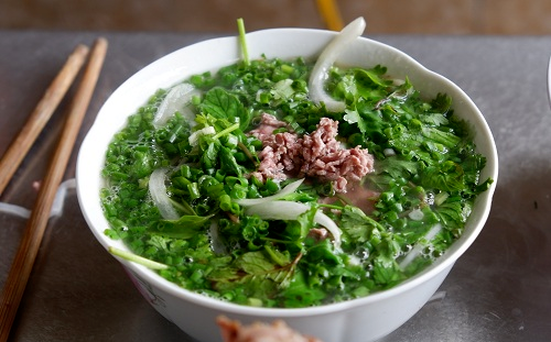 Ở phía "team ghét hành" việc những bát phở ngập màu xanh của hành lá quả là ác mộng với họ.