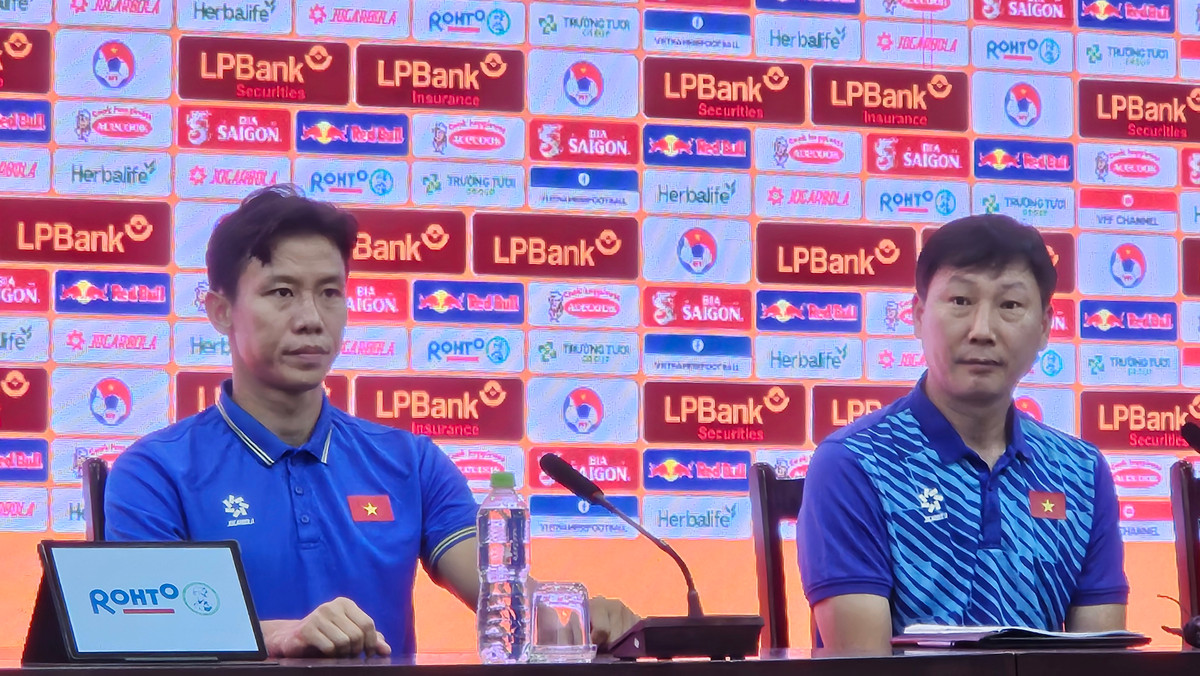 HLV Kim Sang Sik trao co hoi cho Dang Van Lam dau tuyen Nga