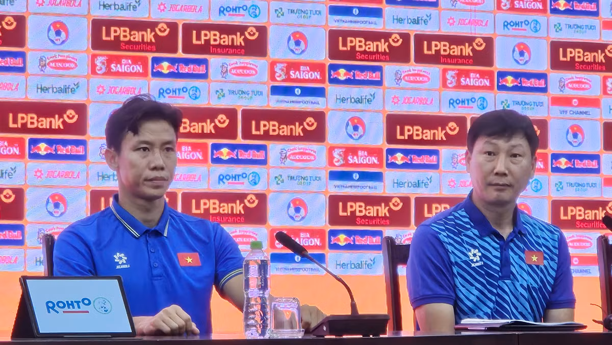 HLV Kim Sang Sik trao co hoi cho Dang Van Lam dau tuyen Nga