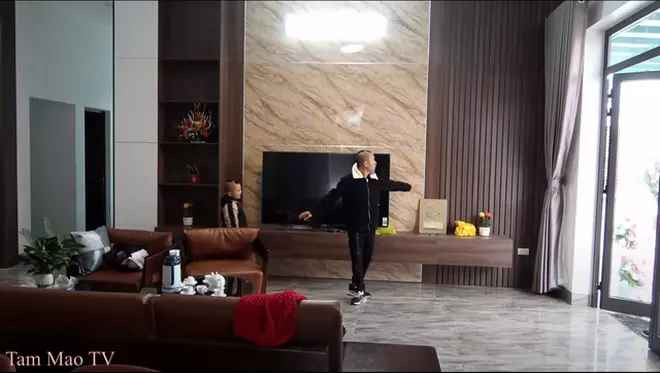 Chính vì tâm huyết đầu tư vào hồ cá nên việc cá Koi gặp vấn đề khiến Mao đệ lẫn Mao ca đều rất khổ tâm. Phần cuối video, cặp đôi Youtuber này đã tìm ra được một phương pháp để chữa bệnh cho cá.