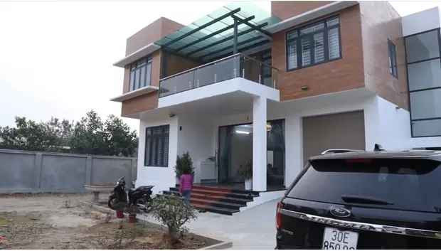 Riêng phần cá Koi nhập từ Nhật Bản về Việt Nam được mua khoảng 200 triệu đồng, mỗi con đều có “giấy khai sinh” riêng.