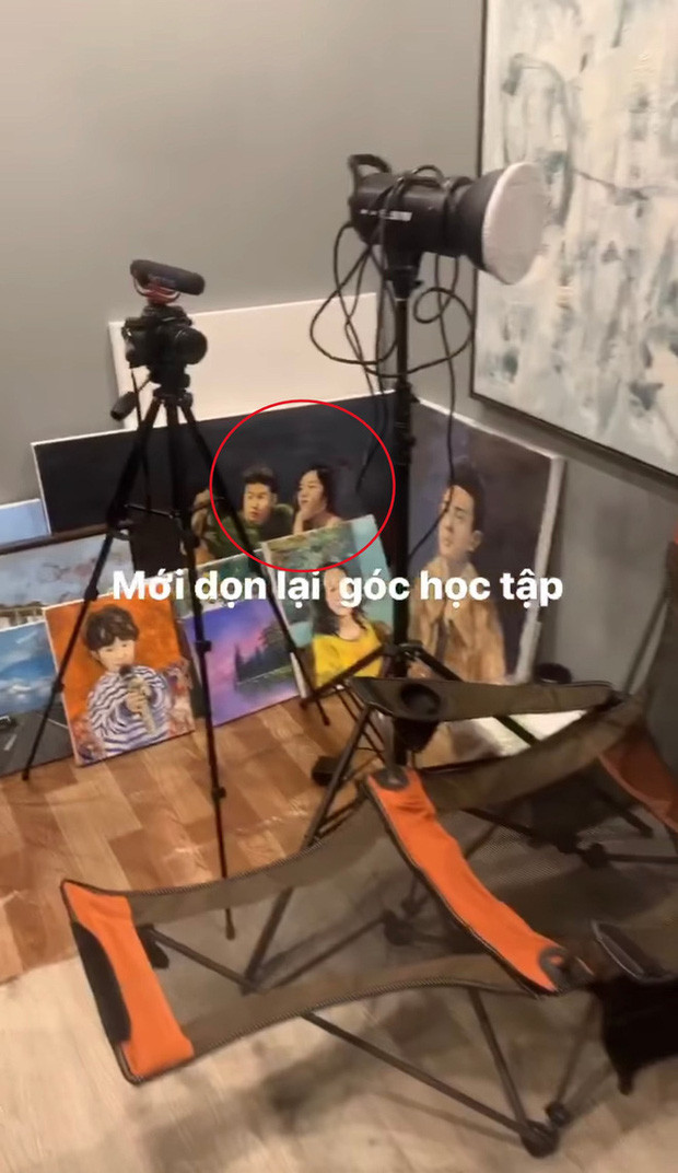 Cụ thể, trong phòng của Huyme vẫn còn giữ bức tranh được cho là vẽ mình và hot girl Hàn Hằng.