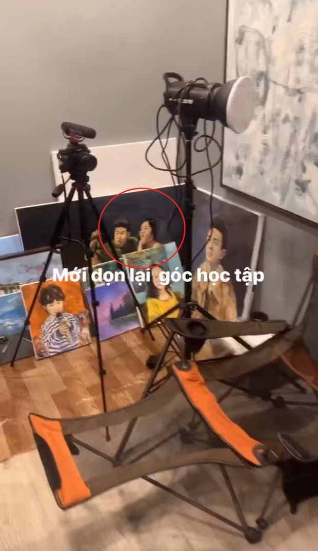 Cụ thể, trong phòng của Huyme vẫn còn giữ bức tranh được cho là vẽ mình và hot girl Hàn Hằng.