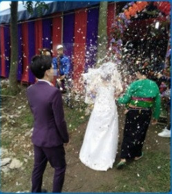 Pháo giấy được bắn pháo trên đường đi, ngoài cổng nhà để chào mừng còn trong hoàn cảnh trên, cô dâu chú rể dù yên vị trên ghế ngồi để làm lễ những vẫn chịu cảnh bị phá đám.