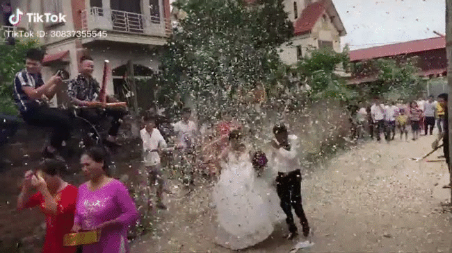 Hoàn cảnh của cô dâu, chú rể trên là bài học cho những ai sắp hay đang có dự định tổ chức đám cưới, đừng bao giờ để pháo giấy được bắn ở gần bàn làm lễ bởi rất có thể chỉ vì sự lơ đãng này mà đám cưới kém vui đi rất nhiều.