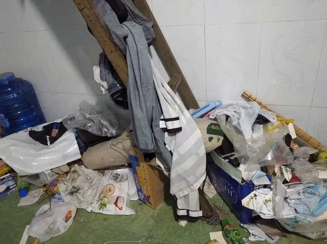 Tuy nhiên anh đi không về gọi điện không thèm nghe máy rồi chặn liên lạc, hôm nay nhà mình phá khoá để dọn. Mở ra không nghĩ anh ấy ở gọn gàng sạch sẽ cỡ này luôn Á, ba má em ngất xỉu tại chỗ em thì chóng mặt luôn ạ" - Chủ bài viết viết thêm.