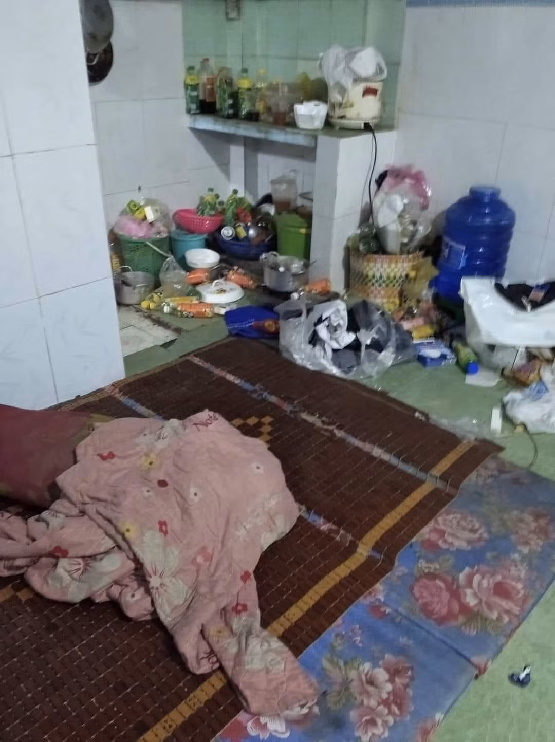 Bên cạnh những bức ảnh phòng trọ ngập rác, lộn xộn, chủ bài viết còn để lại dòng trạng thái: "Gia đình mình có cho anh H. đẹp trai này thuê trọ, anh quê Đồng Tháp mấy tháng rồi anh ta báo bị tai nạn, bên mình thông cảm chưa thanh toán trọ 2 tháng nay...