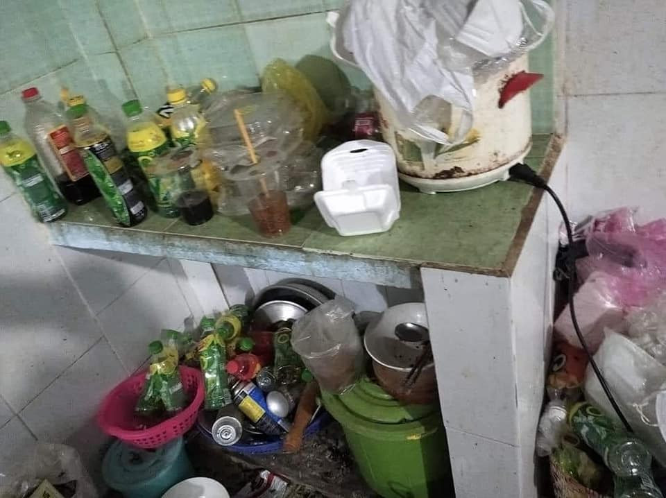 Tuy nhiên, những hình ảnh trên chưa là gì so với nhà vệ sinh bẩn không từ nào diễn tả. Dù có máy giặt nhưng cô gái còn lười đến nỗi không bỏ vào, vứt la liệt dưới sàn nhà không có lối đi.