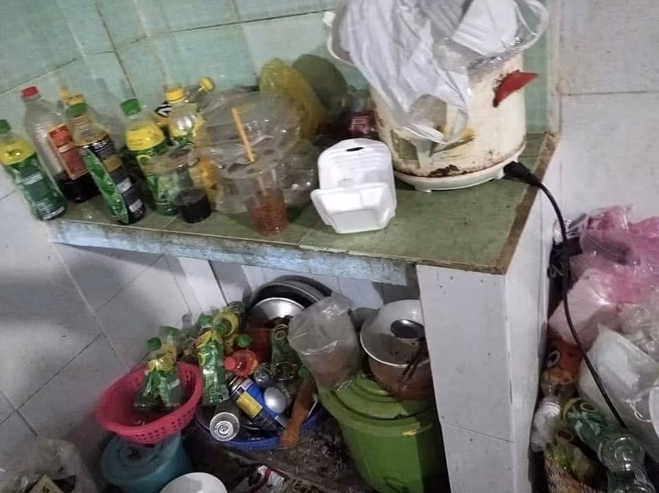 Tuy nhiên, những hình ảnh trên chưa là gì so với nhà vệ sinh bẩn không từ nào diễn tả. Dù có máy giặt nhưng cô gái còn lười đến nỗi không bỏ vào, vứt la liệt dưới sàn nhà không có lối đi.