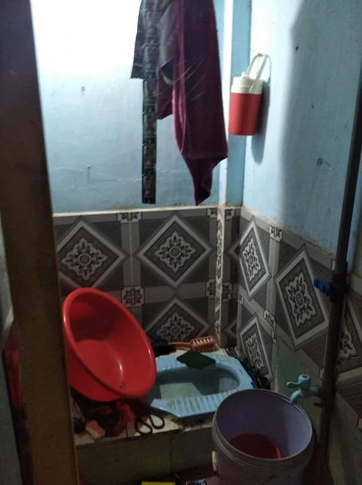 Nhiều người không hiểu nổi vì sao chàng trai trẻ có thể ở trong căn phòng ngập ngụa rác như vậy bởi từ giường đến sàn nhà, đâu đâu cũng là rác thải không có lấy một lối đi.