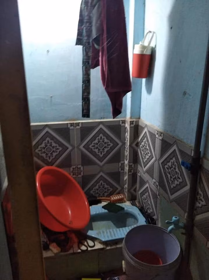 Nhiều người không hiểu nổi vì sao chàng trai trẻ có thể ở trong căn phòng ngập ngụa rác như vậy bởi từ giường đến sàn nhà, đâu đâu cũng là rác thải không có lấy một lối đi.