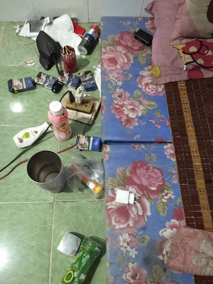 Chưa hết, căn bếp phủ đầy bụi vì chủ nhân có vẻ không nấu nướng, dọn dẹp, rác chất đống lên gần bàn bếp đủ các thể loại túi nilon, hộp đồ ăn…