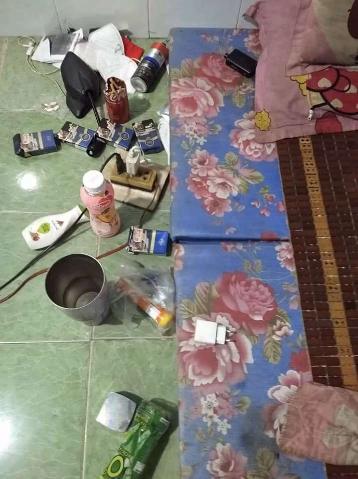 Chưa hết, căn bếp phủ đầy bụi vì chủ nhân có vẻ không nấu nướng, dọn dẹp, rác chất đống lên gần bàn bếp đủ các thể loại túi nilon, hộp đồ ăn…