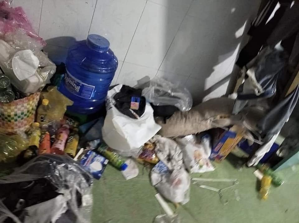 Quần áo mốc meo, đen kịt chẳng khác gì giẻ lau. Bồn cầu không lau dọn nên đóng mảng từ màu trắng chuyển sang thứ màu cháo lòng, chai lọ dưới sàn vứt ngổn ngang.