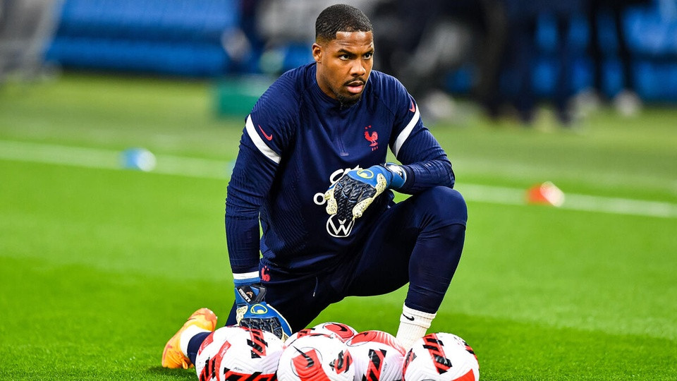 Mike Maignan phải nghỉ thi đấu đến đầu năm 2023 vì chấn thương bắp chân. Trước đó, anh góp công giúp AC Milan lên ngôi vô địch Serie A mùa 2021/22 đồng thời nhận giải thủ môn hay nhất mùa.